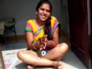 Tia indiana se masturba sensualmente na câmera
