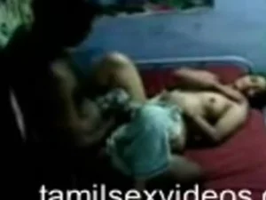 Sıcak bir Tamil bebek, uzman hassasiyetle kalın bir şaftı ustalıkla idare ederek akıl almaz bir korkuluk seansına dalıyor. Patlayıcı bir orgazm için destek