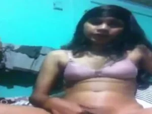 Una joven pareja india explora su BDSM en su primera sesión de etiquetado.