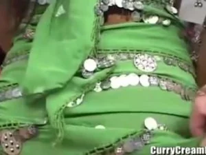 Seorang wanita India berbokong ketat dengan pantat besar diperburuk dalam tenggorokan kasar dan selesai dengan cumshot.