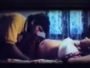 经典的印度色情片,充满了感性和野性的场景。