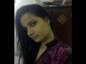 O boquete habilidoso de Tia é capturado na câmera em um vídeo de cookie Telugu.