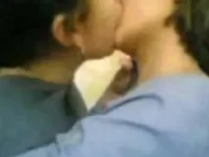 Deux femmes pakistanaises sensuelles explorent leur sexualité lors d'une rencontre lesbienne, capturée devant la caméra pour votre plaisir visuel.