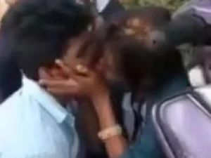 پرستار و دوستش در یک ویدیوی هندی داغ بوسه های داغ را به اشتراک می گذارند.