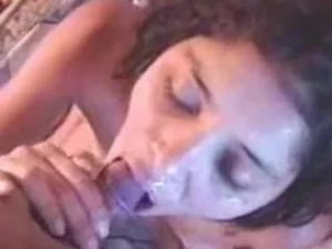 インドの熟女が大量射精で窒息する