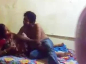 O momento íntimo de um casal Tamil é capturado apesar da câmera escondida.