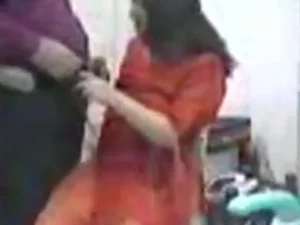 Seorang MILF Pakistan yang menggoda dengan pantat besar dientot dengan keras oleh kekasih berototnya dalam sesi yang panas.