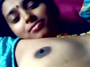 Nepalesische Schönheit mit weichen Brüsten und verführerischem Körperbau in einem expliziten Video.