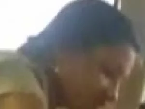 एक शरारती दक्षिण भारतीय महिला एक जंगली सवारी के बाद एक मूंछों वाली विदेशी की कार में एक गंदगी छोड़ दिया ।