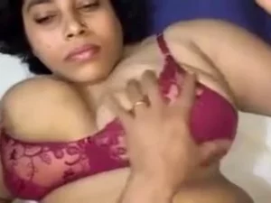 Sensual Desi beauty reveals her tits