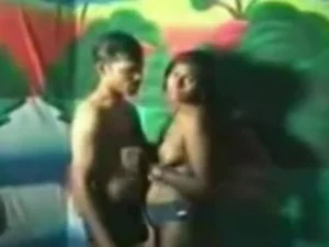 Tamilisches Luder wird in heißem Video wild