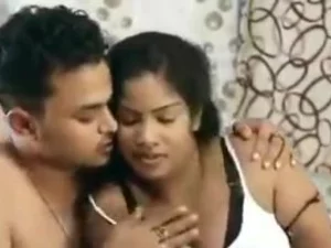 Adolescente Telugu experimenta um encontro selvagem depois de um acidente sexual intenso.