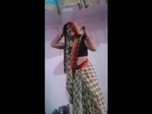 A beleza indiana dança sedutoramente com habilidades orais.