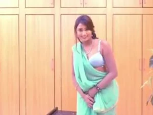 Gadis India yang menggoda dengan sensual menanggalkan pakaiannya, memperlihatkan nafsu yang tidak berdosa dalam video panjang yang menggoda.