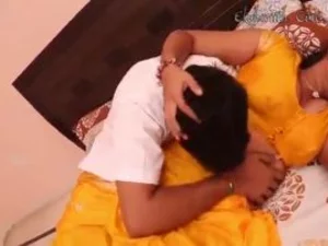 Pasangan India Selatan yang sensual meneroka kenikmatan dalam filem seks yang panas.