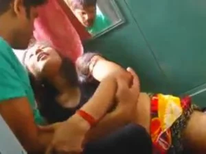 一个性感的Desi妓女在马来主题视频中热情地亲吻一个阳具丰满的客户。