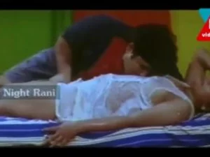 一部不寻常的印度电影,特色是一个年轻女子无法回家,并同意在色情视频中表演以支付她的门票。