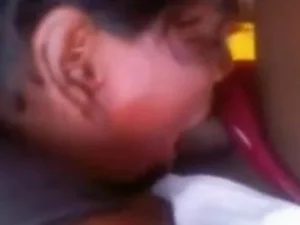 یک زن سکسی در یک ویدیوی داغ قافیه های بداهه را تف می کند و مانند یک حرفه ای می مکد.