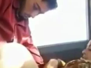 Uma dona de casa paquistanesa excitada é penetrada por um carro, experimentando intenso prazer e respeito.