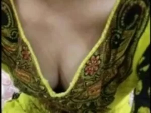 Mujeres jóvenes indias participan en un video porno de larga duración con intensos actos sexuales.