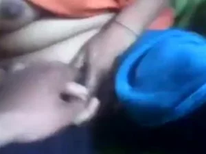 Seorang gadis Tamil yang gemuk dengan sedikit pengetahuan seks dan pantat besar dikuasai dan diperkosa dengan keras oleh seorang pria yang terampil.