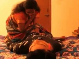 Mujeres indias se involucran en apasionados encuentros sexuales desde atrás.