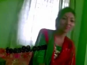 Rasai daya tarik seorang wanita India matang di webcam, bersedia untuk memenuhi keinginan liar anda