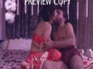 Bu ateşli Hint filminde, bir teyze yeğenini erotik cazibesiyle baştan çıkarıyor ve parıltılı bir karşılaşmaya yol açıyor