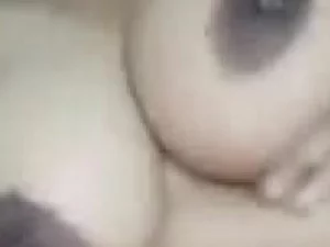 कामुक भारतीय सौंदर्य के साथ प्राकृतिक, पर्याप्त स्तन में एक स्पष्ट वीडियो.
