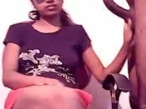 एक युवा भारतीय लड़की विशेषज्ञ संभालता है एक मोटी झाड़ी, मौखिक आनंद में अपने कौशल का प्रदर्शन.