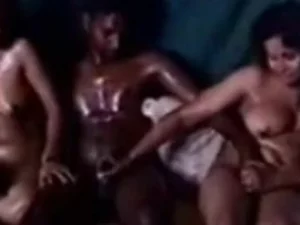 インドの美女たちは、巨根の黒人男性たちと情熱的なセックスにふけり、飽くなき欲望と抑制のない快楽を見せる。