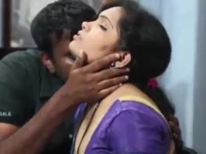 Seorang wanita India matang digoda dengan sentuhan sensual.