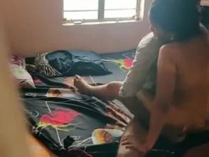 Dua saudari sorority India bereksperimen dengan kenikmatan terlarang, menikmati permainan erotis yang mendorong batas-batas eksplorasi seksual mereka.