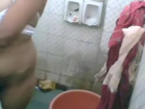 一场狂野而邪恶的浴室狂欢,印度辣妹热切地在清爽的淋浴中进行粗暴的性爱。