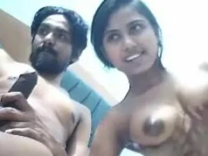 Seorang ibu rumah tangga India yang seksi dengan bibir yang berubah bentuk menikmati pertemuan yang kasar dan menggoda.