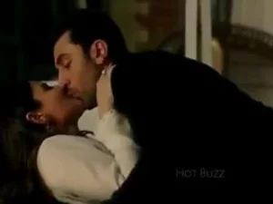 Anushka Sharma, viral bir erotik videoda çamurlu, vahşi öpücüklere dalıyor.