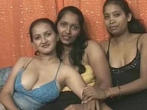 Diverses lesbiennes indiennes s'engagent dans des jeux de sport chauds, conduisant à un plaisir et une satisfaction intenses.