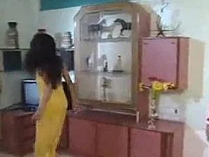 یک نوجوان هندی درگیر یک برخورد داغ در یک صحنه شبیه به فیلم مراتی می شود.