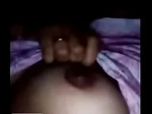Una inexperta chica india con pechos pequeños ofrece una sensual mamada.