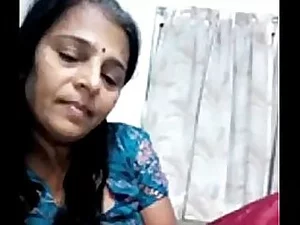 Индийская соблазнительница с глубокими, неподключенными желаниями наслаждается интенсивным оральным сексом.