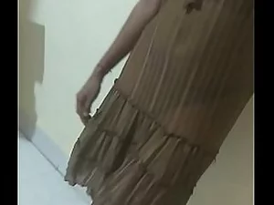 Belleza india de lencería y ansias de vagina satisfecha por un manto asesino.