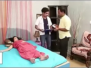 Индийский загрязнитель соблазняет двух коктейлей, чтобы хвост ягнёнка был выгоден чемодану