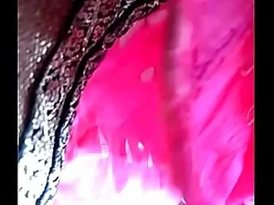 Upskirt Desi revela la erección G de una tía traviesa en este video tabú.