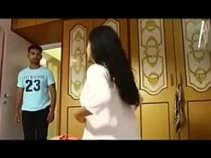 Seorang lelaki India meminta rakan lelakinya untuk berpose sebagai kekasihnya untuk mengelakkan penembakan, yang membawa kepada pertemuan yang panas dan penghargaan yang baru ditemui.