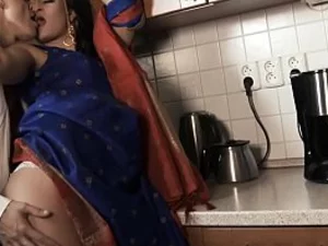 インドの村の美女がHDビデオで野生になる