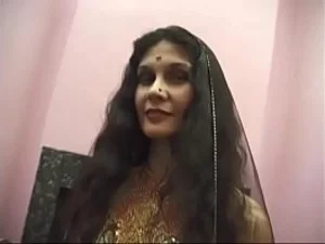 一个性感的印度宝贝享受着一根大鸡巴的快感。