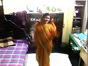 सेक्सी बंगाली भाभी बिहार से एक हॉट वीडियो में.वह अपनी मोहक चालों से आपकी दुनिया को उल्टा करने के लिए तैयार है.