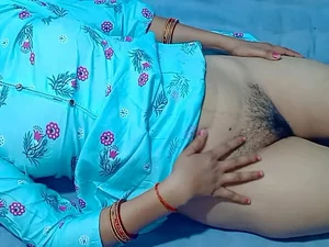 Pasangan Hindi menikmati seks yang intens, mengarah pada klimaks yang penuh gairah dengan obor.