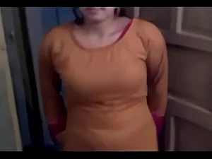 Eine südasiatische Frau verwöhnt ihren Partner mit geschicktem Tittenspiel in diesem expliziten Video.