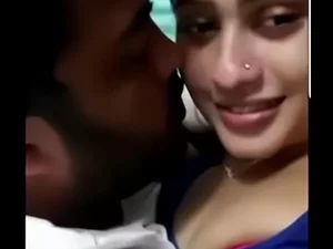 Os seios aumentados da esposa indiana fazem um beijo de casamento falso e safado.